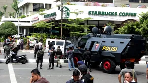 ATENTATE TERORISTE în Indonezia: Şapte persoane au fost ucise într-o serie de explozii în Jakarta. Cinci terorişti au fost ucişi - FOTO, VIDEO