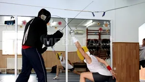 Foşti şi actuali sportivi participă la o caravană de popularizare a scrimei