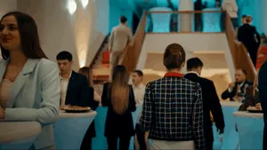 „CINE NU E GATA” – filmul care transformă burnout-ul în comedie neagră ajunge în cinematografe din 18 iulie