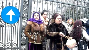 Vrăjitoarele au forţat intrarea în Parlament pentru a-i imputa lui Păun o lege împotriva lor