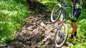Au intrat cu plugul în pădure. Cel mai tare concurs internaţional de ciclism cross country din estul Europei, în pericol