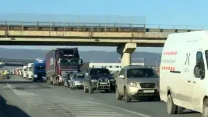 Protestul transportatorilor rutieri blochează traficul pe A1 Bucureşti-Piteşti