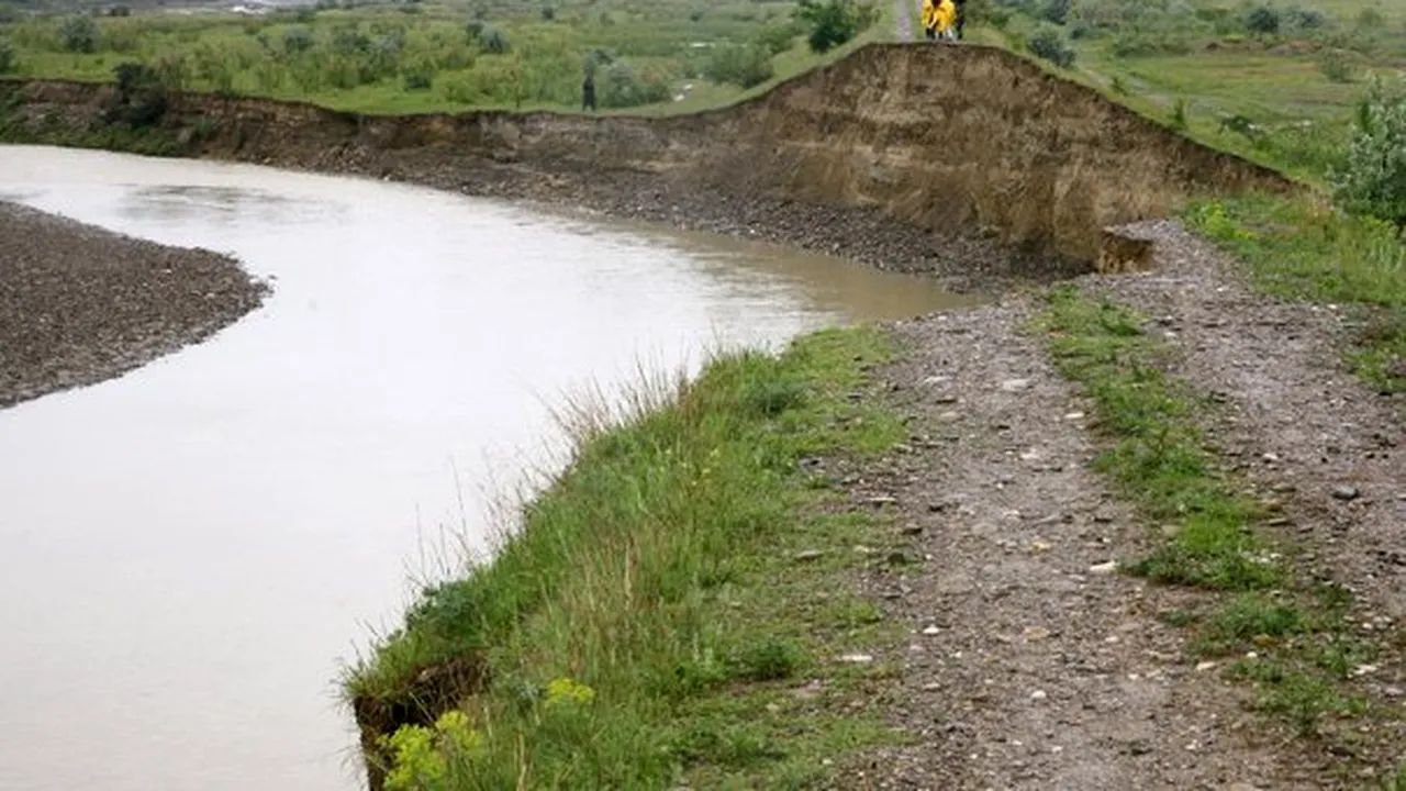 Inundaţii şi alunecări de teren în 13 localităţi din Buzău