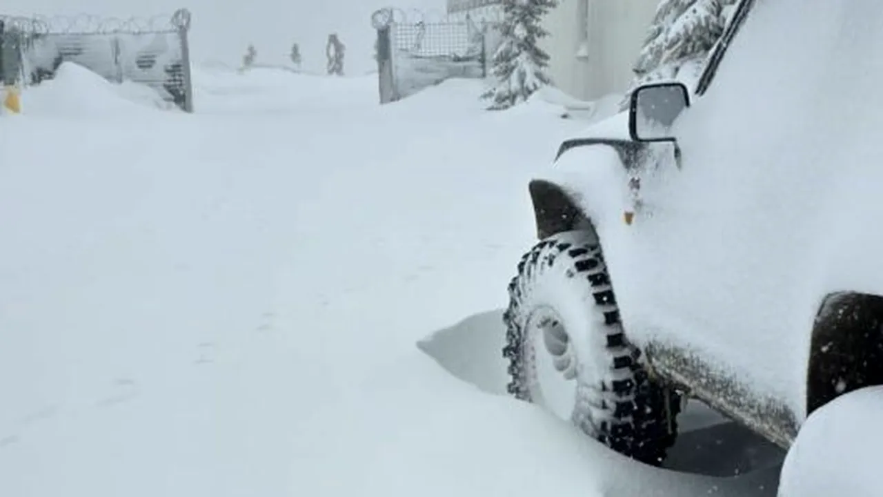 Drum acoperit cu zăpadă în zona turistică de la Horezu. Poliția a restricționat circulația