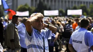 Circa 250 de revoluţionari au protestat la Guvern. Revendicări: indemnizaţiile şi reducerea taxelor - FOTO