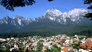 Turişti blocaţi pe Jepii Mici, ajutaţi de salvamontişti să coboare