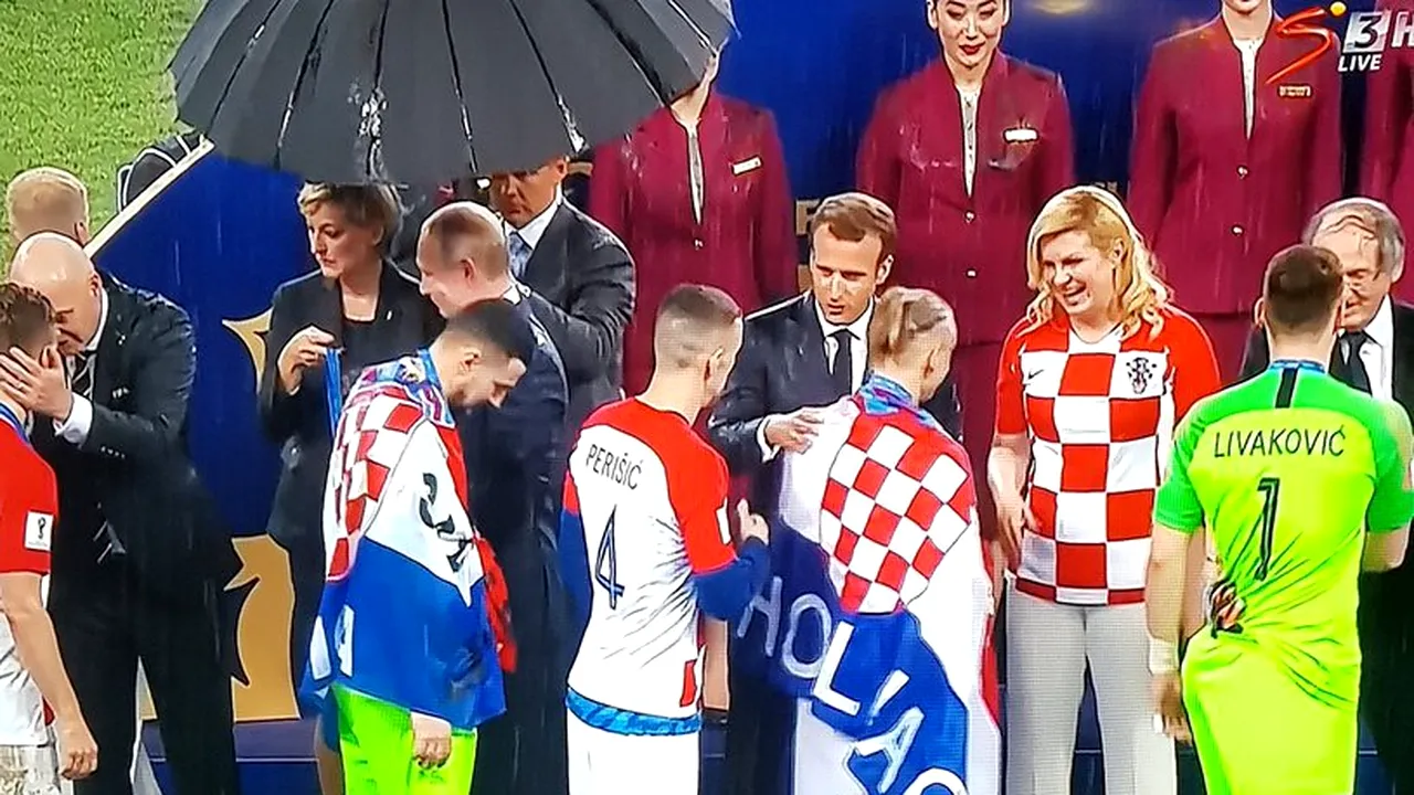FOTO | Ploaie torenţială la festivitatea de premiere şi o singură umbrelă. Vladimir Putin a 