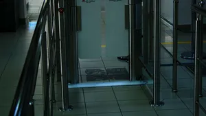 PREMIERĂ NAŢIONALĂ pe Aeroportul Timişoara: Porţi automate de preîmbarcare, cu cititor de bilete - FOTO