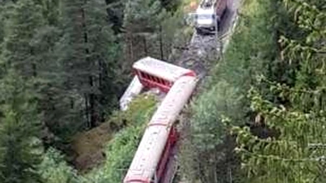 Un tren a deraiat în Elveţia din cauza unei alunecări de teren: Unsprezece persoane au fost rănite