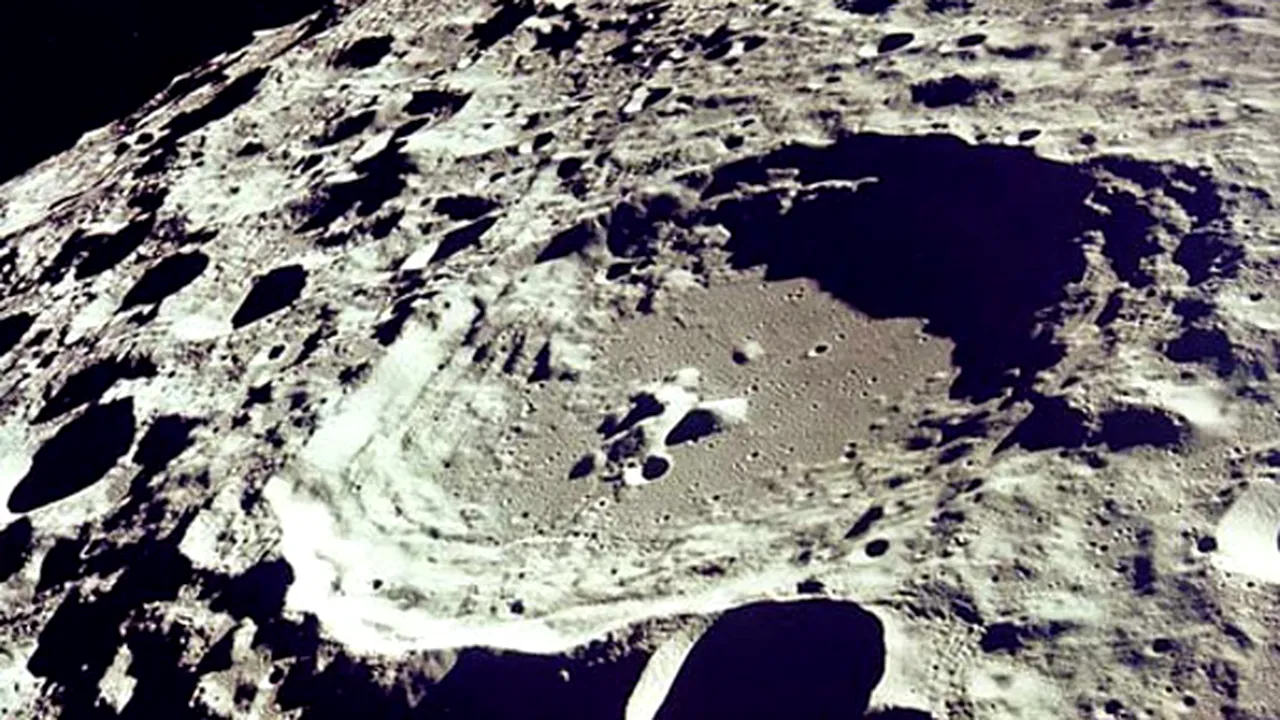 NASA: Scoarţa lunară, aproape pulverizată de meteoriţi
