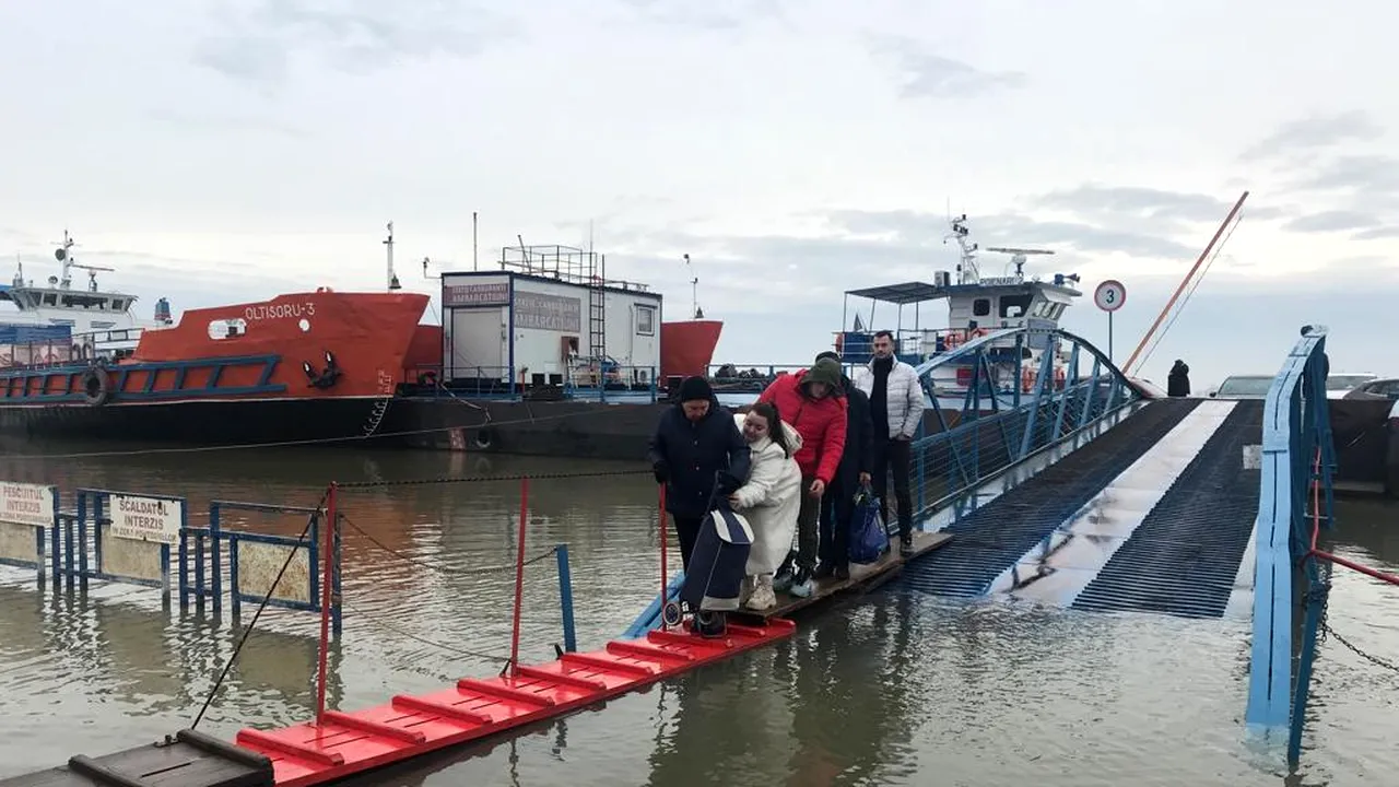 Pasarela bacului de la Galaţi este acoperită cu apă. Oamenii folosesc o punte improvizată / Dunărea a crescut în ultimele zile