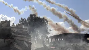 Războiul dintre Israel şi Hamas, ziua 14. Graniţa dintre Fâşia Gaza şi Egipt s-a deschis, au trecut primele camioane cu ajutoare / Condiţiile se înrăutăţesc pe măsură ce Gaza aşteaptă intrarea ajutoarelor / Armata israeliană continuă bombardamentele