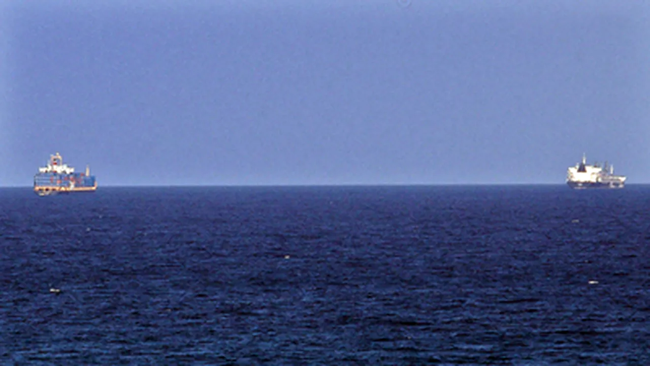 Somali Pirates On Two Ships With Romanians Aboard Open Fire Against Anti-Pirate Troops