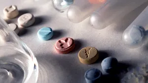 Zeci de pastile ecstasy în schimbul sumei de 2.500 lei. Dealer-ul vindea droguri mai ales în cluburile exclusiviste 