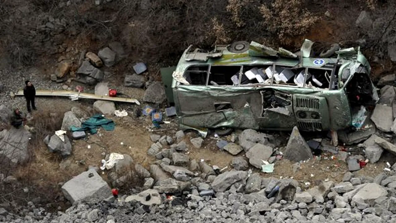 Un autobuz s-a răsturnat într-o prăpastie în India: Cel puţin 16 persoane au murit 