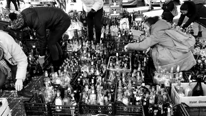 Războiul din Ucraina. Femeile din Dnipro adună sute de sticle, pentru a face cocktailuri Molotov