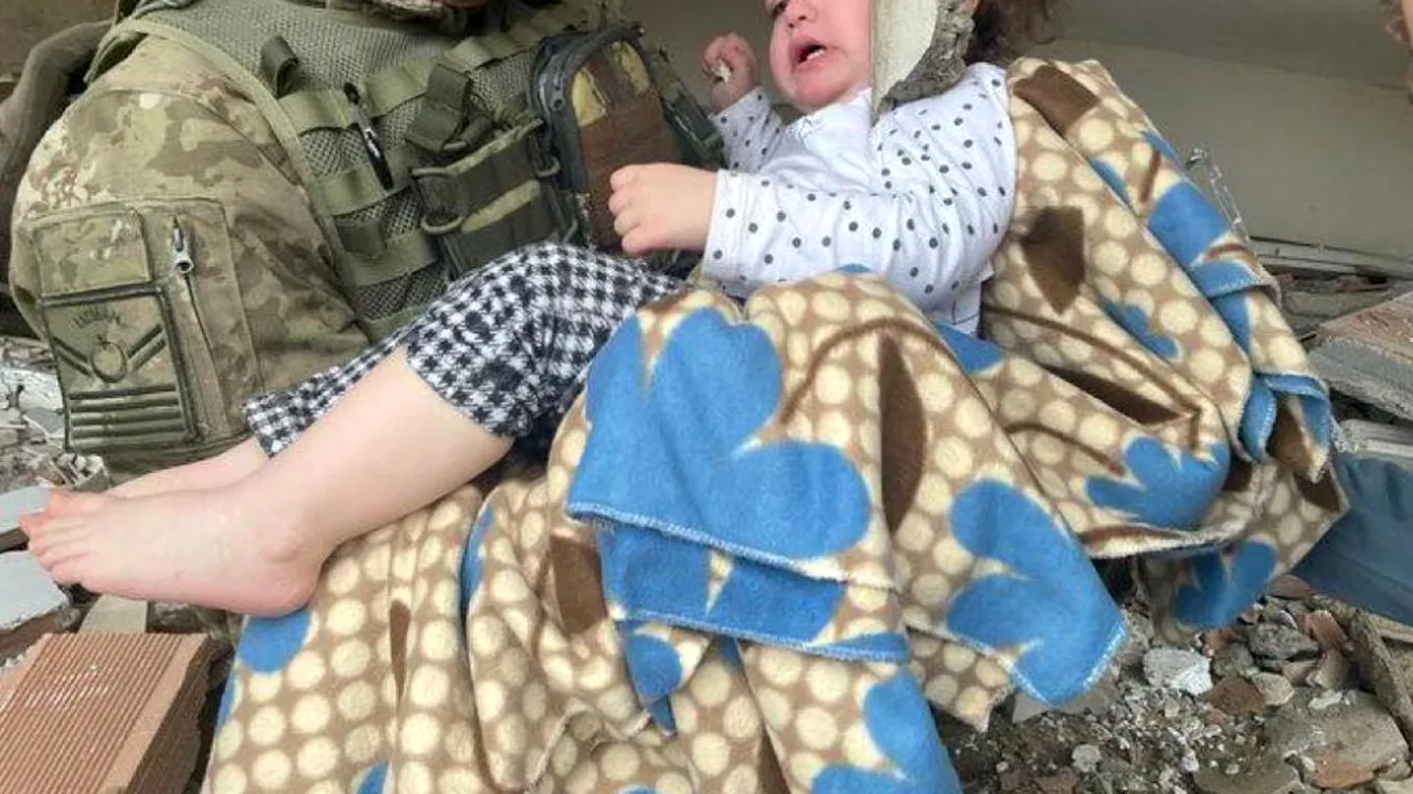 Un cutremur puternic de 7.8 grade a zguduit centrul Turciei şi Siria. LIVE UPDATE Bilanţ: 11.119 răniţi şi 2.316 morţi / 7 zile de doliu naţional in Turcia / 45 de state oferă sprijin 
