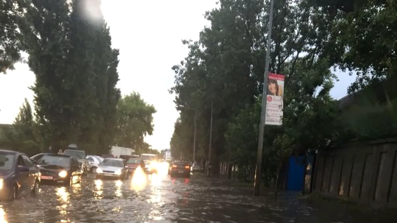 Gospodării inundate şi trafic îngreunat după ploaia torenţială care a lovit Capitala - GALERIE FOTO, VIDEO