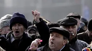 Câteva zeci de revoluţionari au protestat în faţa sediilor PNL şi PSD