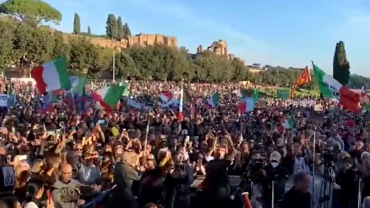 Protest şi la Roma împotriva certificatului verde. 3.000 de oameni fără măşti