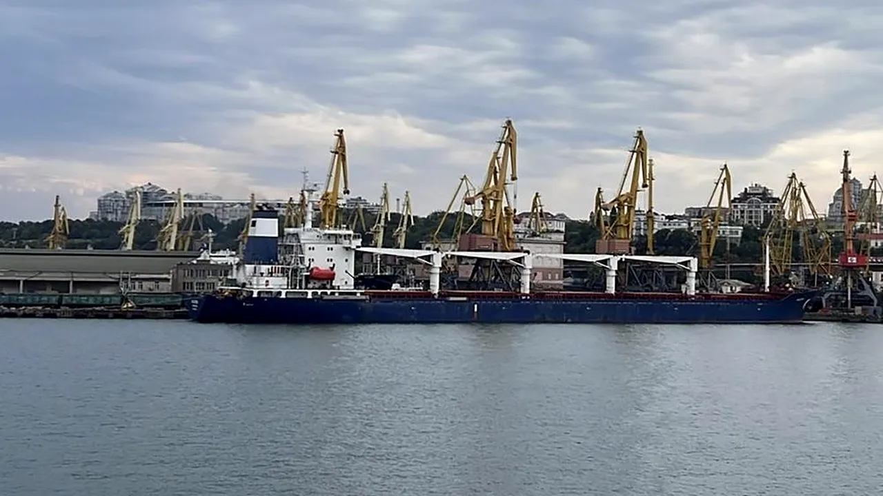 Prima navă ucrainiană cu marfă a întâmpinat vreme rea în Marea Neagră. Nava cu 26.000 de tone de porumb va ajunge cu întârziere