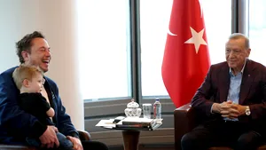 Elon Musk, acuzat că X găzduieşte conţinut instigator la terorism şi antisemitism 