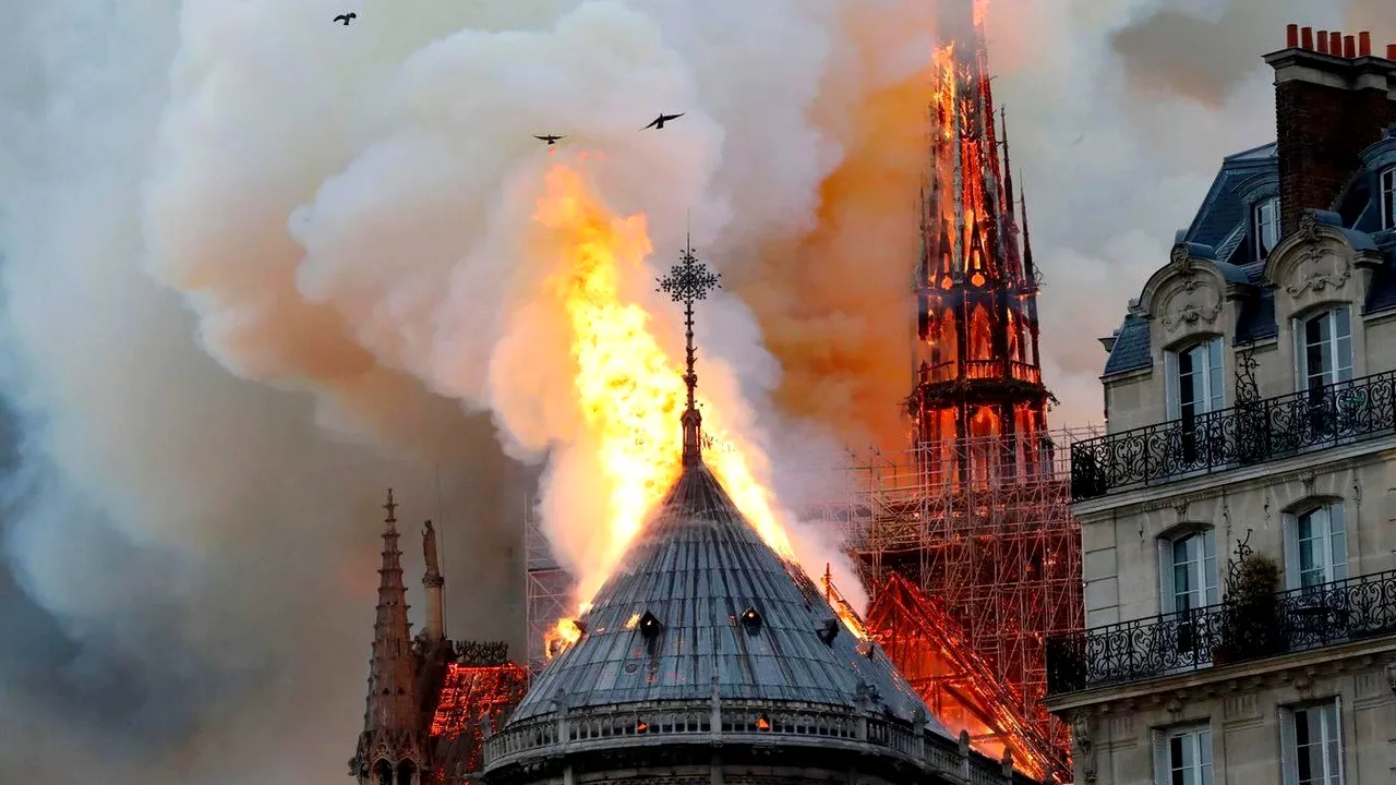 Reacţiile liderilor din întreaga lume după tragedia care a lovit Catedrala Notre-Dame/ Zeci de persoane, adunate pe malurile Senei, au cântat în cor „Ave Maria” | VIDEO