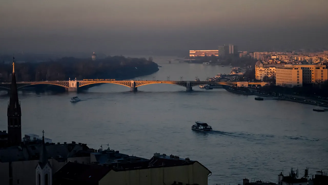 Dunărea a ieşit din matcă la Budapesta, nivelul apei este cel mai ridicat din 2013 încoace