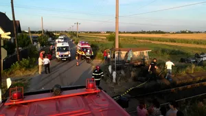 FOTO Accident feroviar în judeţul Olt. Un bărbat a ajuns la spital după ce un tren a lovit o maşină