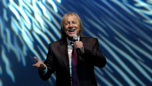 VIDEO | Cântăreţul Mihai Constantinescu a fost condus pe ultimul drum de sute de bucureşteni şi apropiaţi