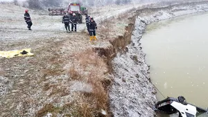 Un bărbat a plonjat cu maşina în râul Argeş. Fiul său, în vârstă de 13 ani, a murit | FOTO