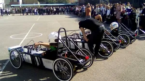 FOTO, VIDEO | Cum arată primele maşini electrice de curse din România. Construite de elevi din Braşov, acestea au fost testate în curtea şcolii, la început de an şcolar