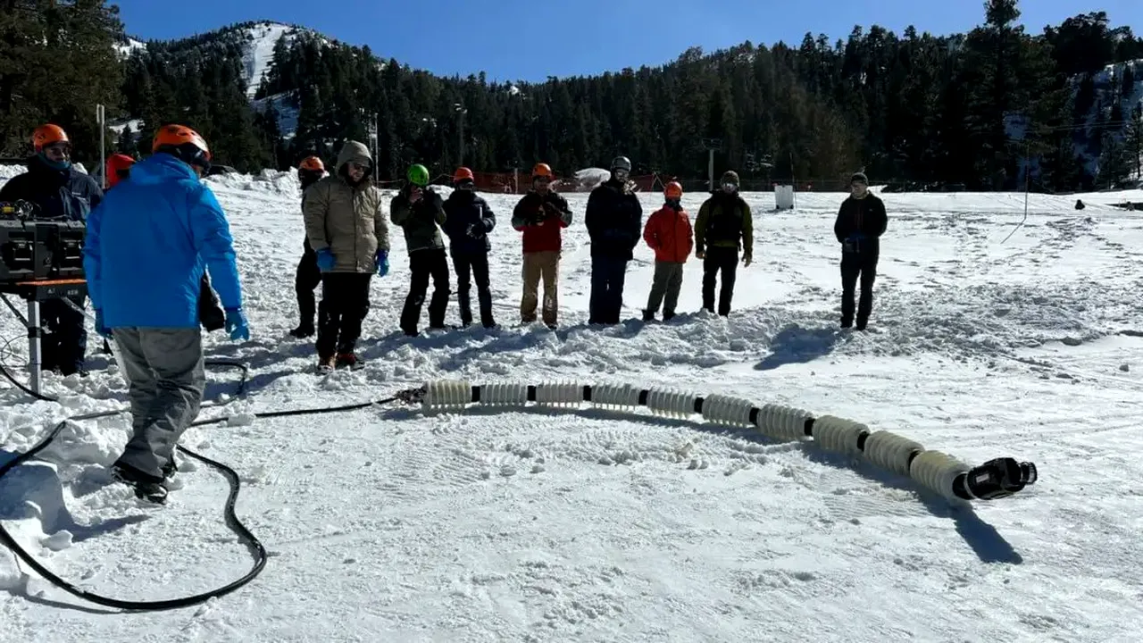 NASA a creat un robot asemănător unui şarpe care să se strecoare pe o lună a lui Saturn în căutarea unor forme de viaţă