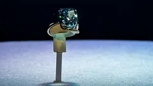 Licitație de lux la Geneva: „Bleu Méditerranée”, diamant albastru de 10 carate, vedeta unei colecții de 100 de milioane de dolari
