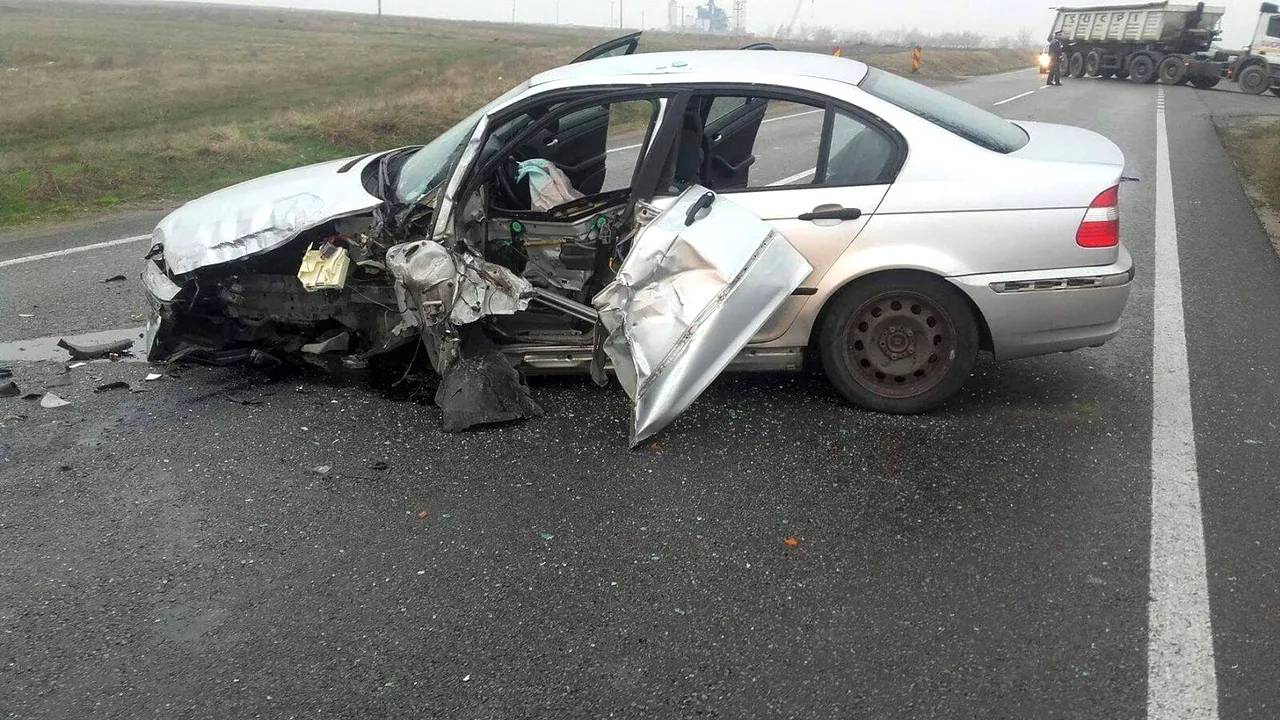 GALERIE FOTO Autocar al fabricii QFort cu 20 de muncitori, lovit de o maşină. Două persoane au fost rănite 