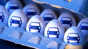 Isprava unor tineri din Alba Iulia: Au atacat cu ouă o maşină. Reacţia şoferului nu a fost tocmai prietenoasă