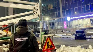 Operațiune nocturnă în București: zeci de bannere publicitare, demontate de pe stâlpi