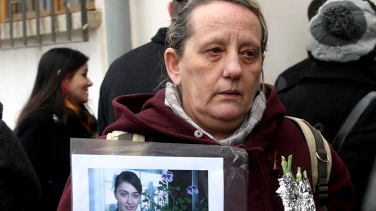 REPORTAJ: Apropiaţi şi necunoscuţi i-au adus un omagiu Aurei Ion -