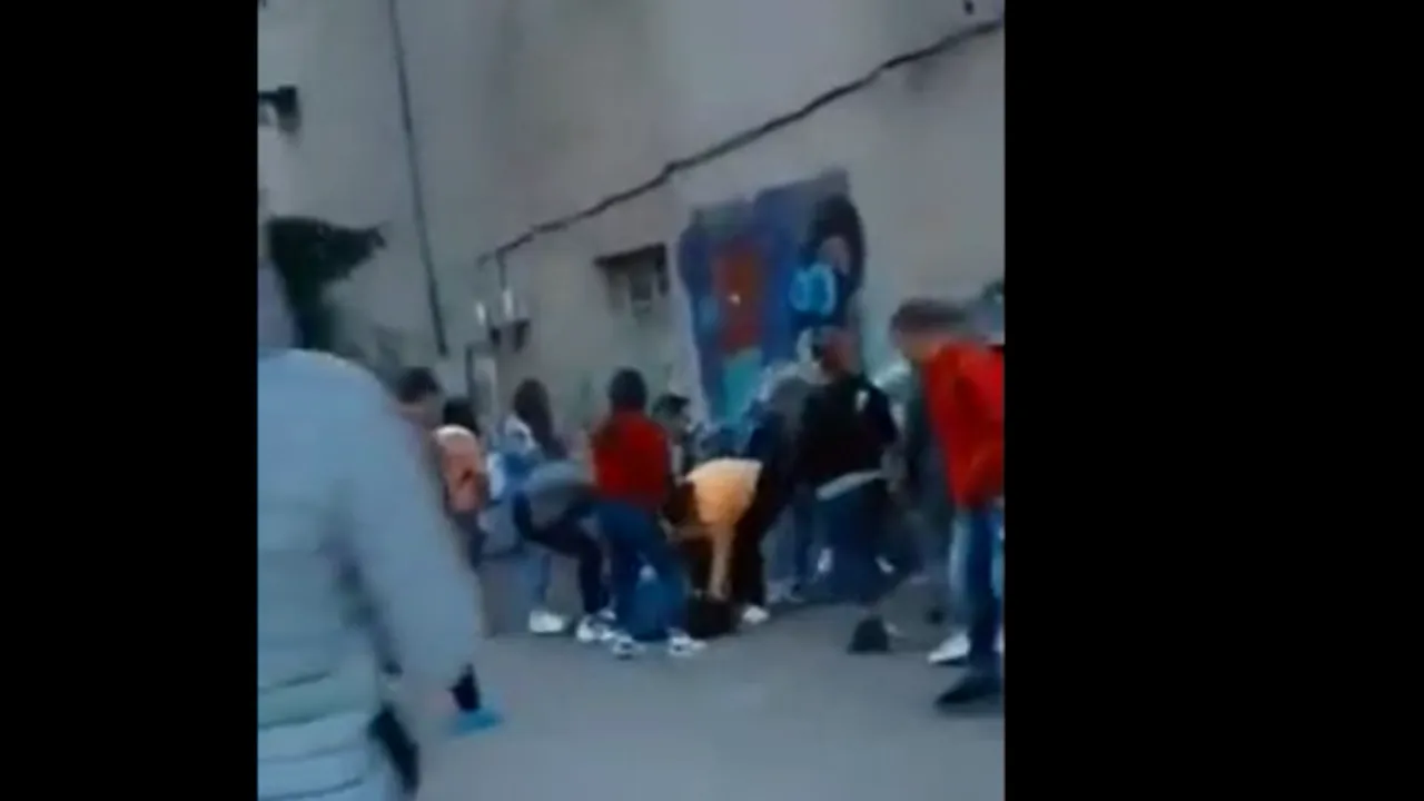 O bătaie între opt eleve, pe o stradă din Fălticeni, a fost filmată. Scene şocante | VIDEO