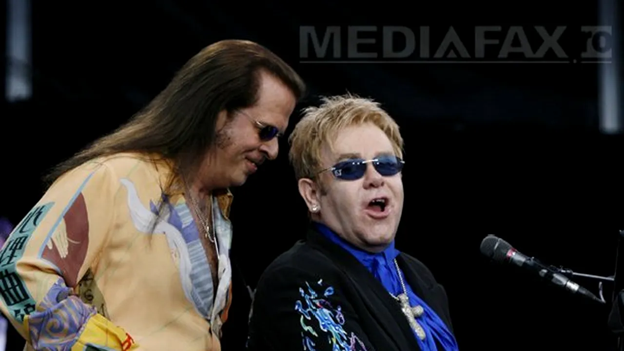 Dramă pentru trupa lui Elton John: Basistul formaţiei care îl acompaniază pe cântăreţ a murit