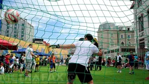 Copiii bat mingea în curtea şcolii, chiar dacă autorităţile nu-i lasă: ”Nu renunţ la fotbal niciodată”