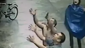 Un bărbat a prins în braţe un copil care cădea de la etaj, în China - VIDEO