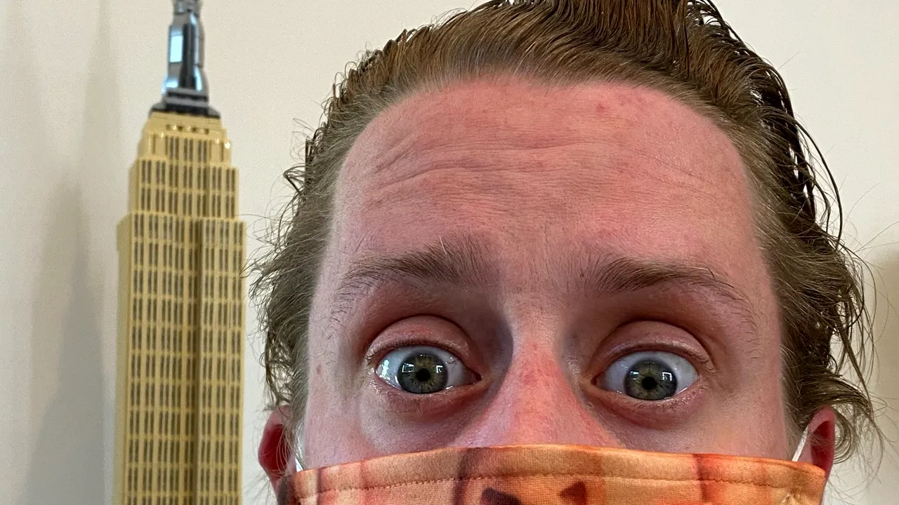 Macaulay Culkin te îndeamnă să te protejezi de COVID cu masca 'Singur Acasă'