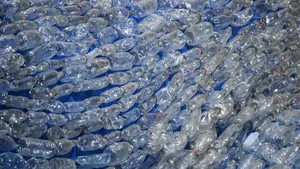 Comisia Europeană a decis să înregistreze iniţiativa „ReturnthePlastics” privind reciclarea sticlelor din plastic