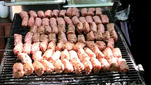 ANSVSA: Carnea de mici infestată cu salmonella provine de la o unitate de procesare din Neamţ