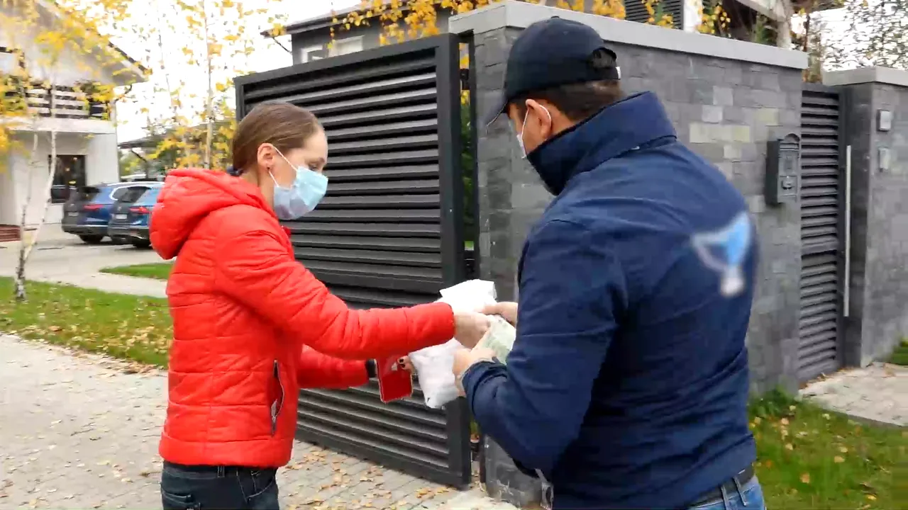 Chiar dacă e carantină, curierii au undă verde să-ţi livreze comanda
