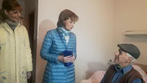 Principesa Moştenitoare Margareta şi Principesa Maria au împărţit daruri la un centru pentru persoane vârstnice din Săvârşin. Oamenii s-au interesat de starea Regelui Mihai