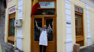 Albanezii din Slatina arborează tricolorul de Ziua Naţională, din respect pentru România -VIDEO - FOTO