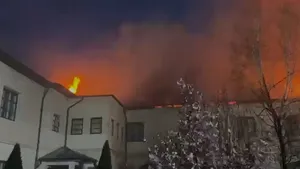 Foc puternic la Mănăstirea Bistrița. 10 autospeciale intervin pentru a salva chiliile de la flăcări