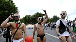 Mii de participanţi la prima paradă a homosexualilor din Praga